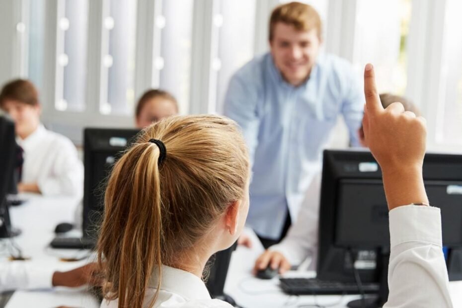 Učenci v učilnici uporabljajo umetno inteligenco pri učenju